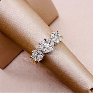 EUC Vintage 14k Gold 1.21 ct t.w. Diamond Cluster Cocktail Flower Ring